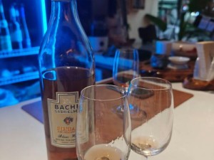 探索酒色1314的独特魅力：如何品味这款经典酒品的醇香与历史故事