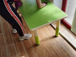 双人床上的扑克牌游戏：别样的趣味与挑战