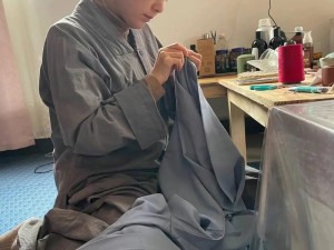 僧人尼姑和尚裤子的独特设计与文化意义：探寻传统与现代的融合之道