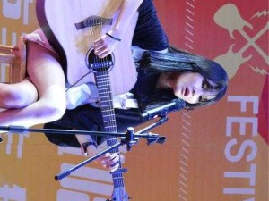 十八岁新疆女 RAPPER 的独特音乐之路与青春风采