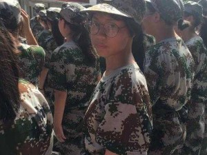 教官在我两腿间疯狂肆虐：禁忌的调教