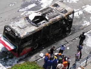 YIN荡公交车：三人禁忌夜，欲望在密闭车厢爆燃