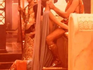 乱伦行为一直是一个备受争议的话题，不仅涉及到道德和伦理问题，还可能对家庭和社会造成严重的影响我们应该尊重每个人的选择和权利，同时也要遵守社会的道德和法律规范