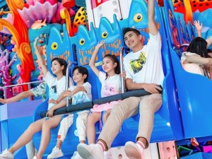 三个小男孩上火舞游乐场体验刺激冒险，亲子互动乐趣无穷的欢乐时光