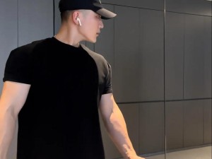 被强壮肌肉男调教的小受，在办公室被顶到失禁，最后求饶