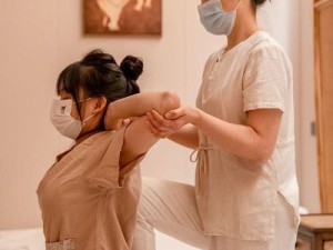 如何通过精油按摩达到 XXOO 高潮？专家揭秘技巧