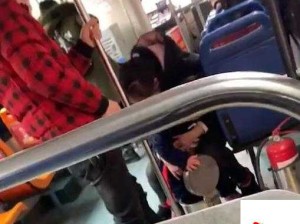 男士强行用桶捅女生尿孔这一恶劣行径令人发指