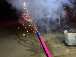 放烟花是一件很浪漫的事情，男生在放烟花时会有哪些有趣的表现呢？