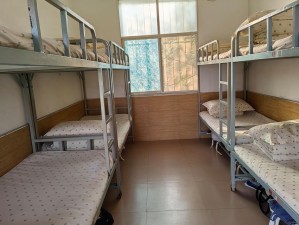 迷彩宿舍中的崩溃瞬间：被教官严厉训导后的心理冲击与成长反思