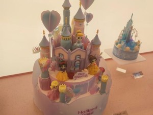 如何让创意蛋糕店满足10岁小女孩的甜蜜梦想，并实现管理与价值最大化？