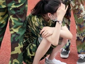 如何看待女班长在军训时因动作幅度过大导致上衣爆开走光的事件？