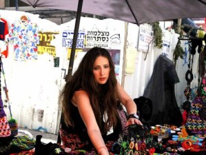 以色列女裸白嫩BBBww引发热议：揭秘背后的文化与审美趋势