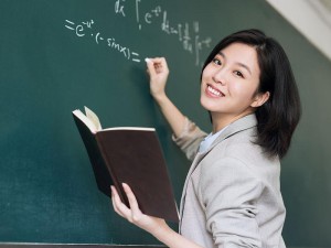 年轻女教师3韩国：禁忌的午后，欲望在粉笔灰中弥漫