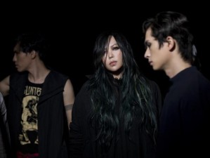 印度亲嘴歌 MV 中的女孩是谁？她为什么会在 MV 中出现？