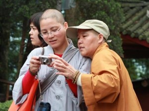 为什么五台山最美尼姑能够吸引众多信徒前往朝拜？