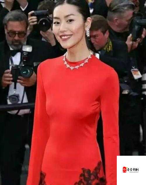 美女露奶头惊现引发众人热议探讨