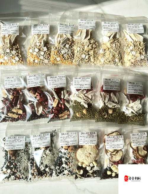 男女携手共同努力制作美味豆浆的温馨画面