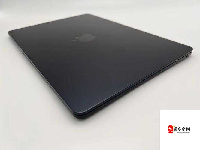 午夜色 MacBook：时尚与高效的完美融合