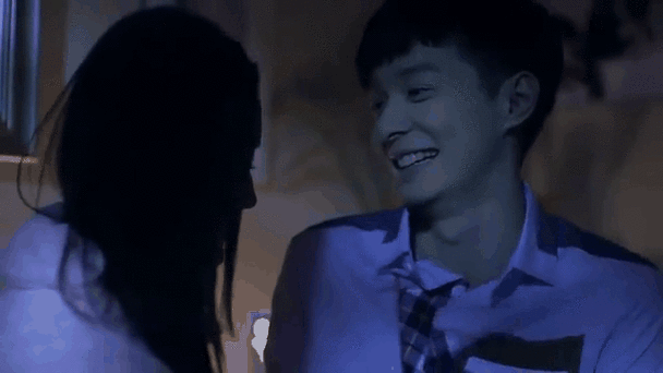 年轻夫妻把小孩哄睡后开监控：只为时刻关注孩子动态