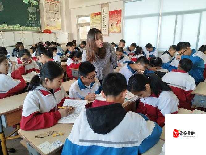 游泳馆里的两个教练孟月月：她们的教学风采与独特魅力