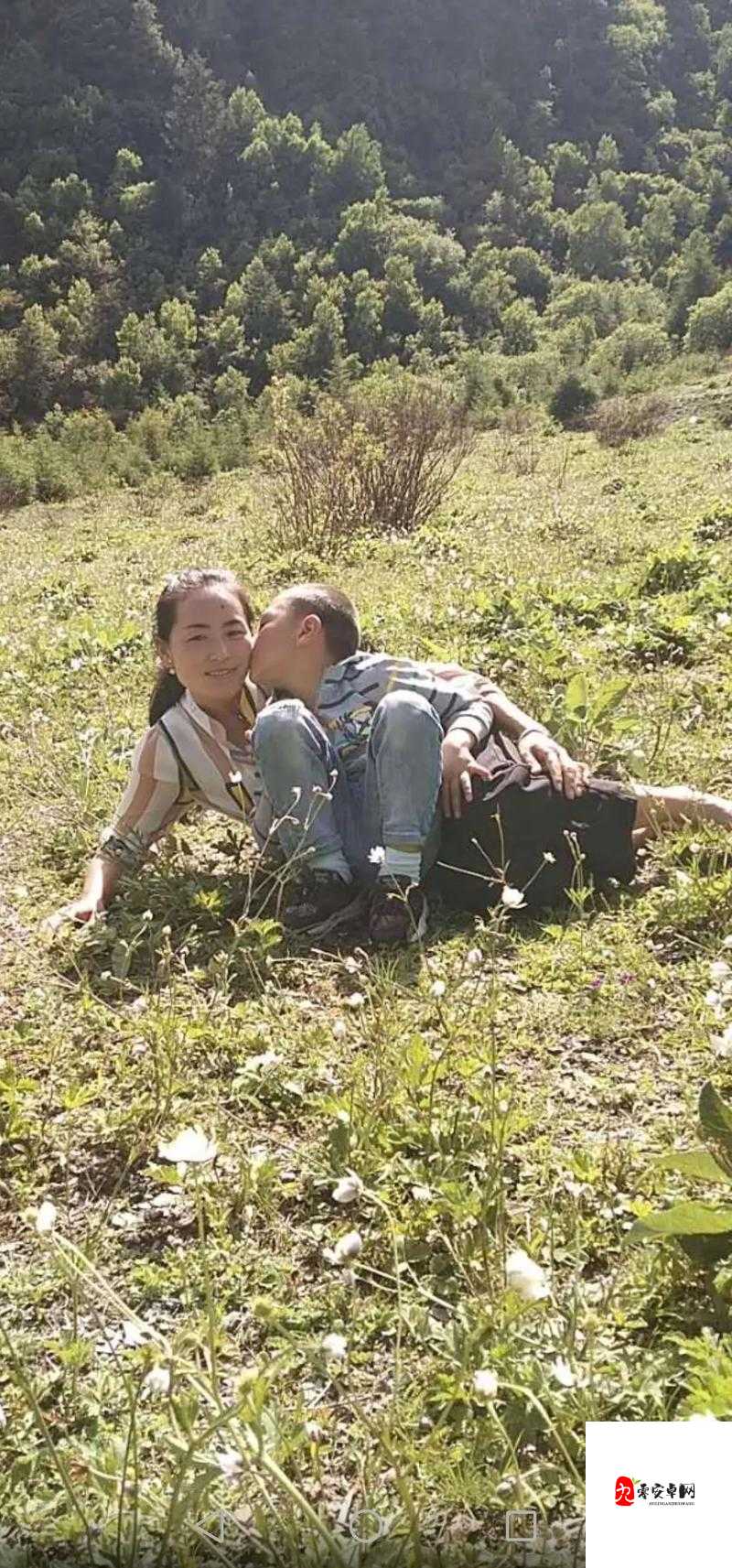 从后面抱着妈妈突然脸一红：那一瞬间内心的奇妙感觉