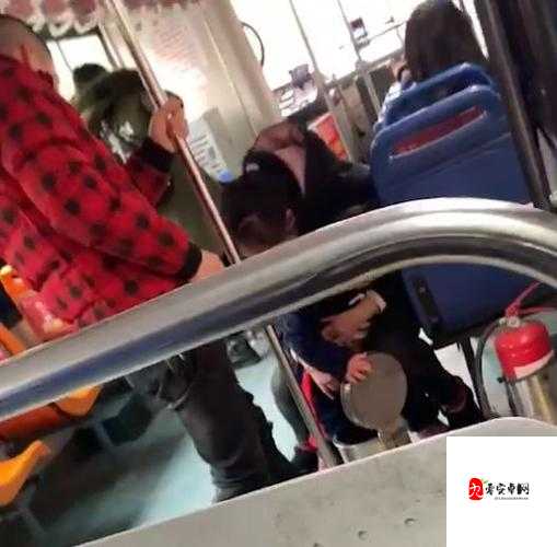 男士强行用桶捅女生尿孔这一恶劣行径令人发指