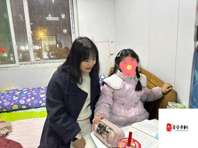 母亲与孩子正在亲切交谈着