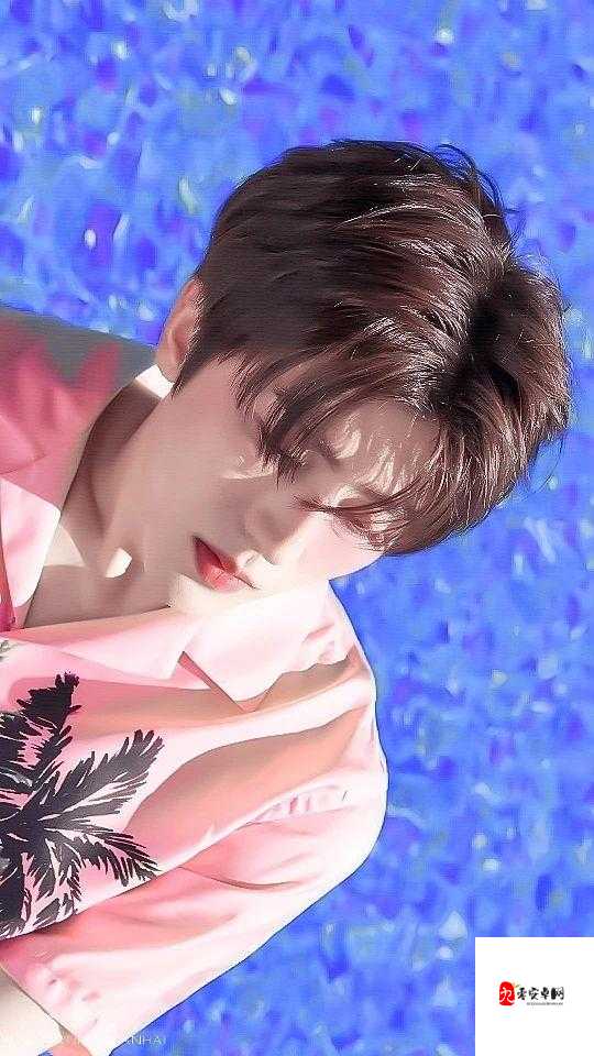 男人伸手触碰坤坤这一行为引发的思考