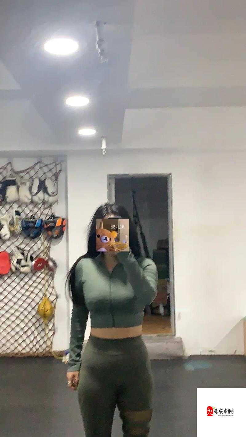 精品自拍：真实约操健身房瑜伽教练撅着大屁屁被无套狂输出