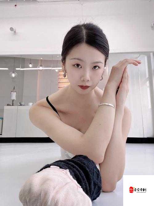 亚洲成人偷窥自拍：窥探隐私的不道德行为