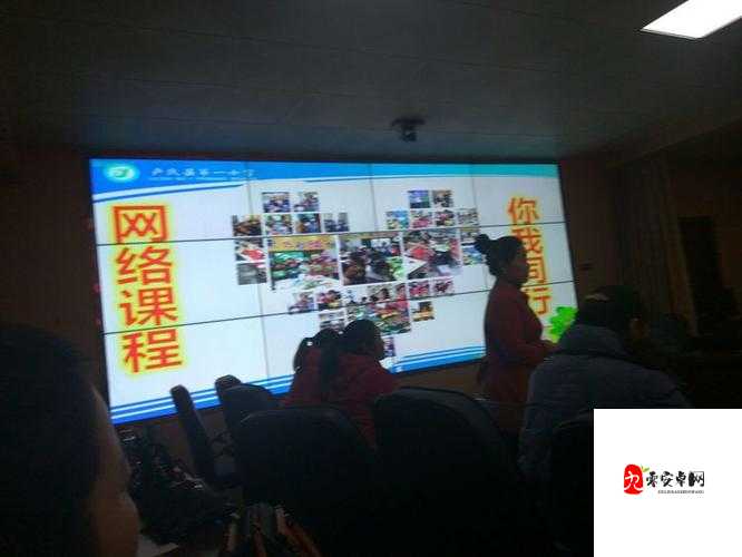 吕红刚一推开门就听见屋内传来的神秘声响