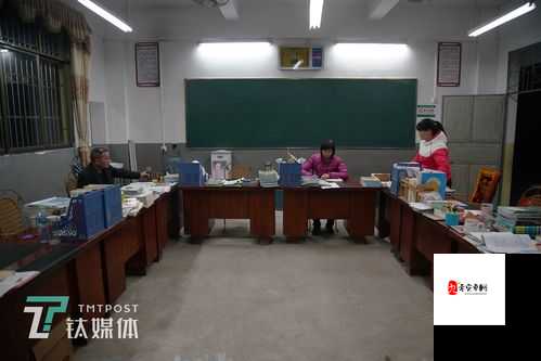 老师办公室就在我们教室隔壁，你知道吗？