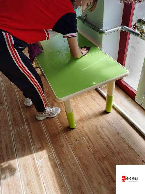 双人床上的扑克牌游戏：别样的趣味与挑战