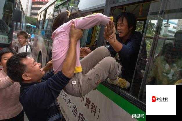 公交车上男子对女子实施强制猥亵行为：被干女子选择沉默