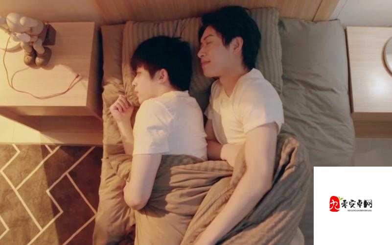 两个男生亲吻原声音无音乐的真实场景呈现