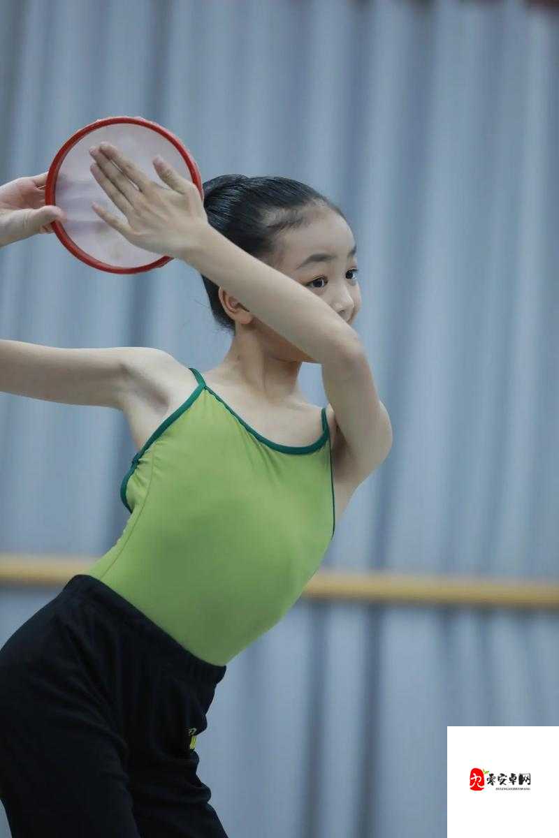 舞蹈课前：女生为何帮男生解决？