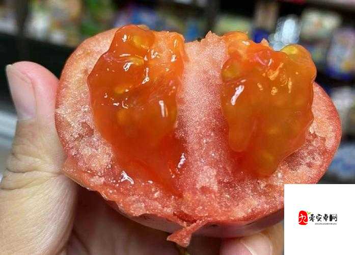 草莓晚上湿漉漉的：一份神秘而诱人的自然奇观