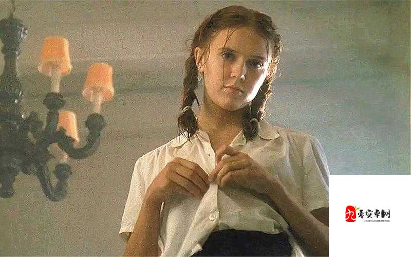 撕开内衣、挠奶头和屁股：挑战伦理与禁忌的行为