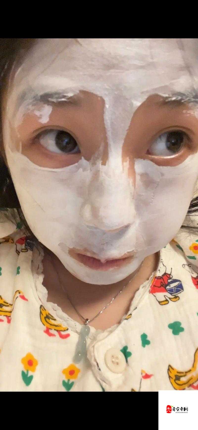 一面膜上边一面膜下边韩国：独特面膜使用方式引发的思考