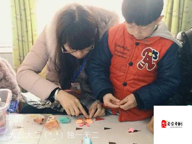 一边下奶一吃敷面膜视频：展现独特生活场景引发关注与思考