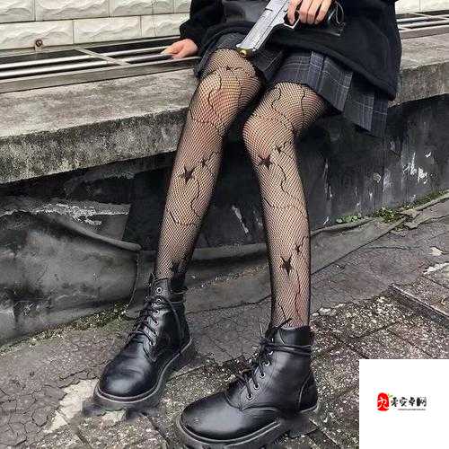 白色变态蕾丝超薄开档连身袜：极致诱惑的时尚单品