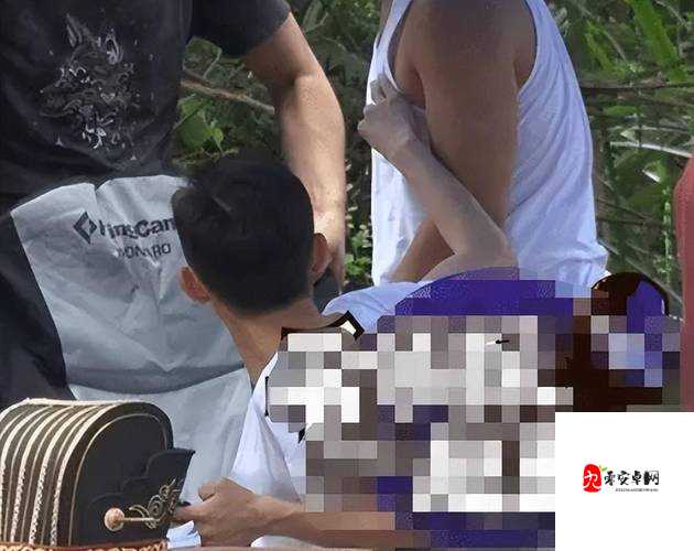 白袜体育生 Gay 私密自慰时刻：汗水与欲望的交融