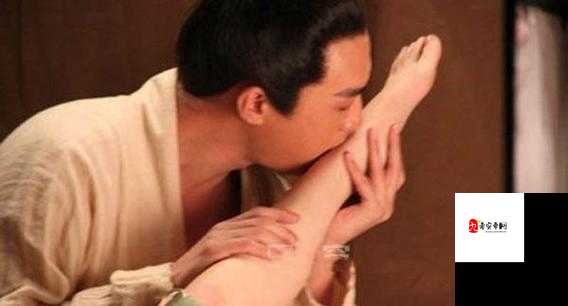 男生和女生在房间打扑克，尺度大到令人咋舌