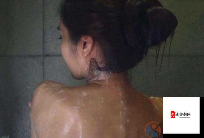 女子在直播间裸露身体：这种行为极其不道德且违反公序良俗