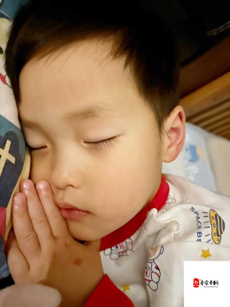 小男孩喜欢摸小女孩的脸怎么办：如何引导孩子正确表达情感