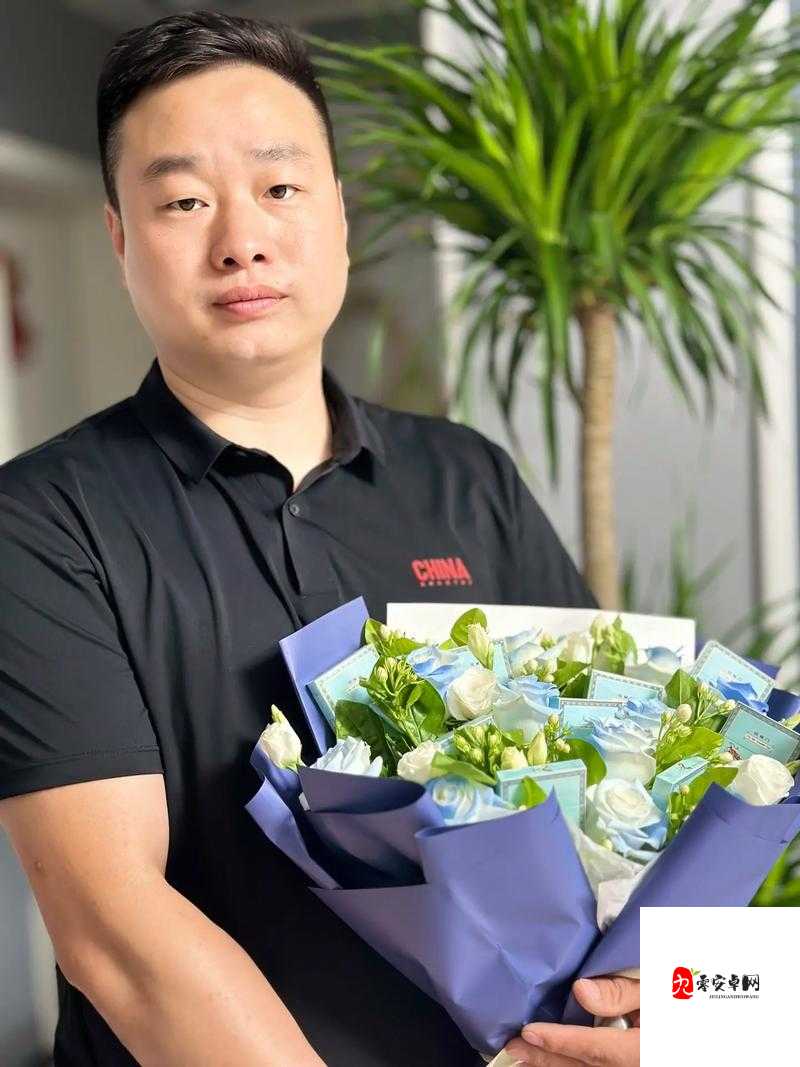 女儿给船上父亲送饭：一份充满爱与关怀的亲情传递