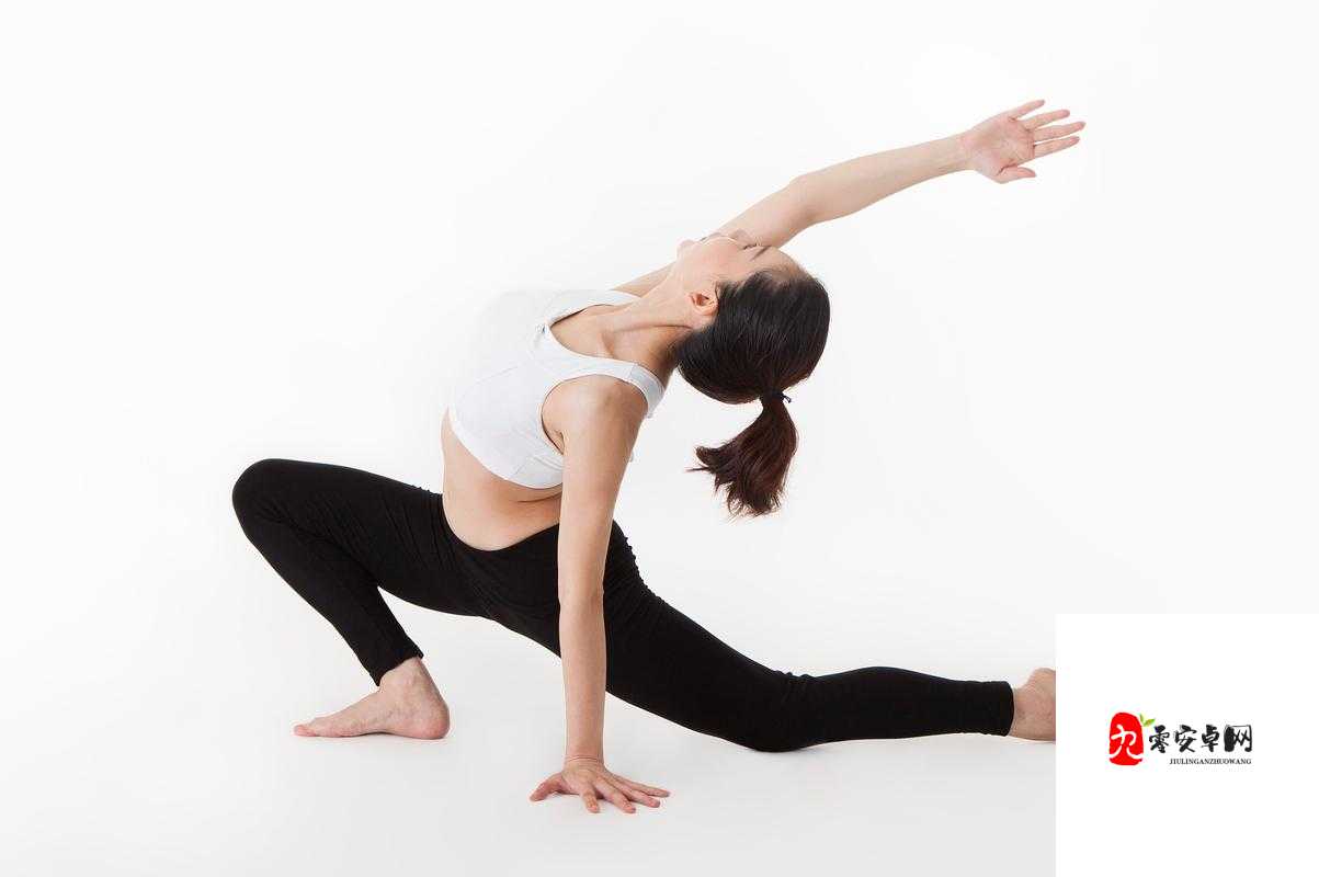 戴着小玩具练瑜伽：探索独特的身心放松新方式