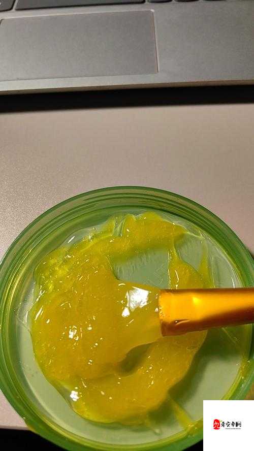 一种令人兴奋的新奇体验：面膜上边面膜下边舔 B