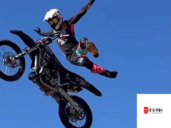 极限摩托车越野赛，驰骋赛道，征服极限