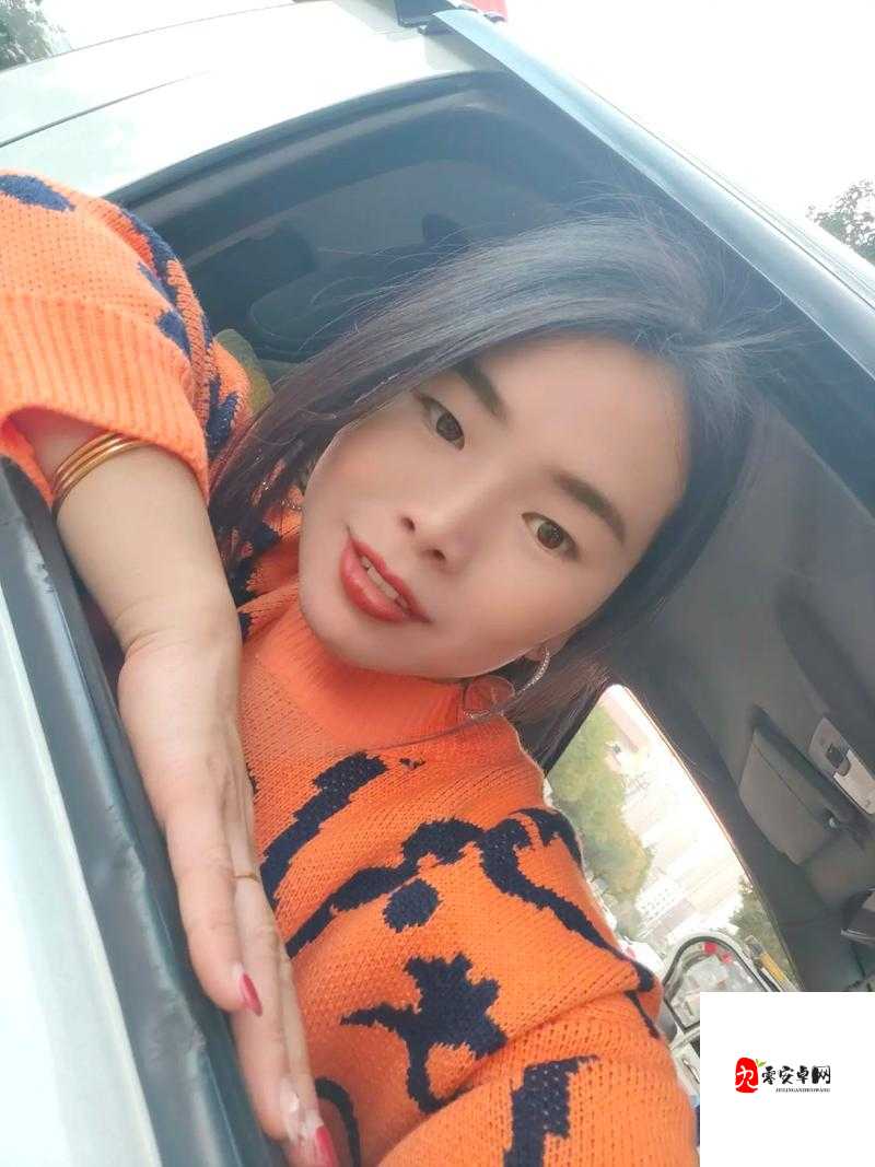 打扑克的男女：一场充满智慧与策略的牌桌较量